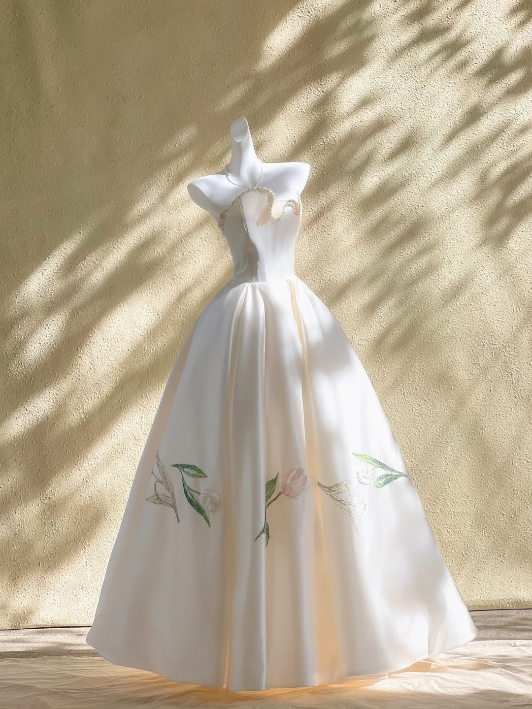 Robe de mariée longue élégante en satin à sequins et bretelles trapèze, C4490