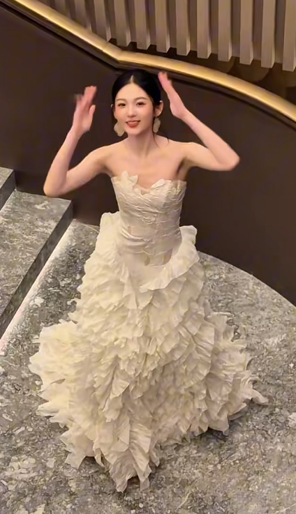 Robe de mariée longue en satin, style robe de bal chic, sans bretelles, C4552