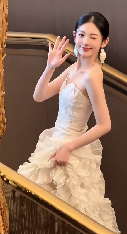 Robe de mariée longue en satin, style robe de bal chic, sans bretelles, C4552
