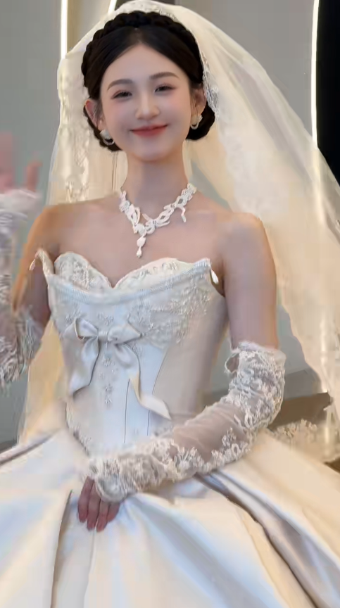 Robe de mariée longue bustier en satin avec appliques et manches en voile, style bal intemporel, C4554