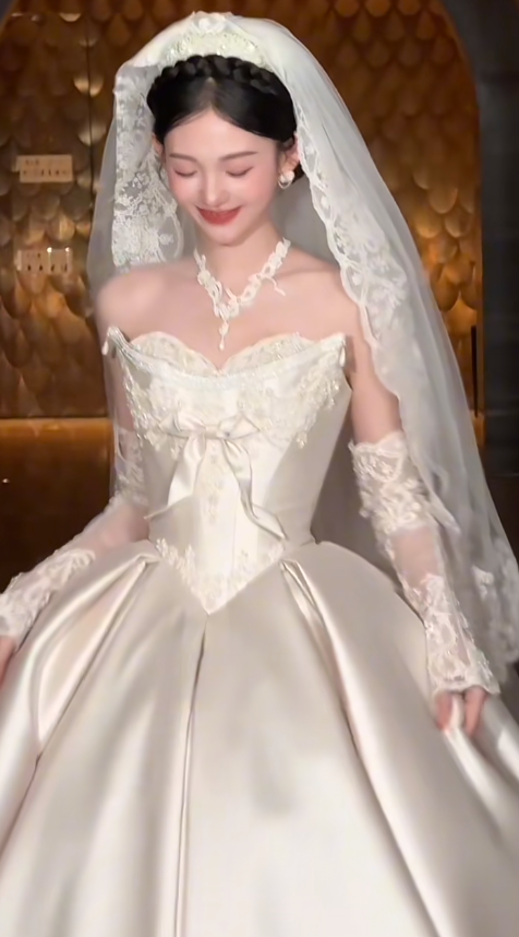 Robe de mariée longue bustier en satin avec appliques et manches en voile, style bal intemporel, C4554