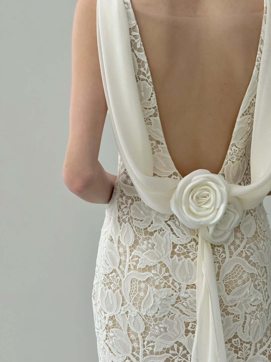 Robe de mariée longue en satin et dentelle, style sirène, col en V, dos nu, C4555