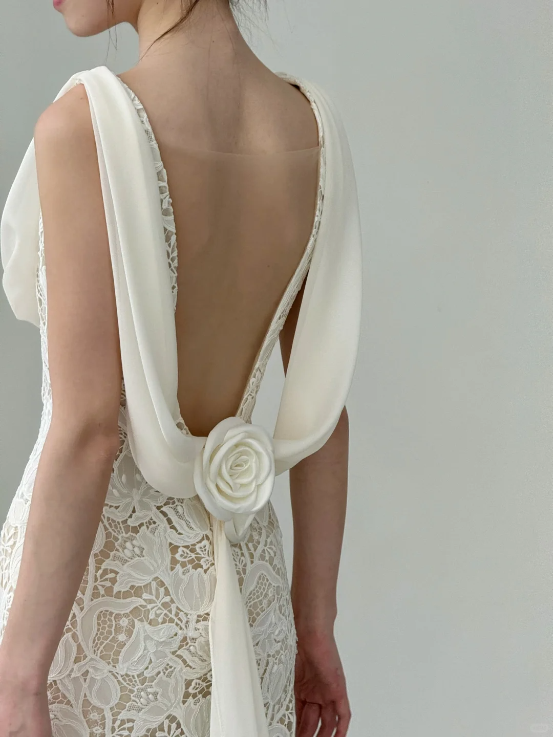 Robe de mariée longue en satin et dentelle, style sirène, col en V, dos nu, C4555