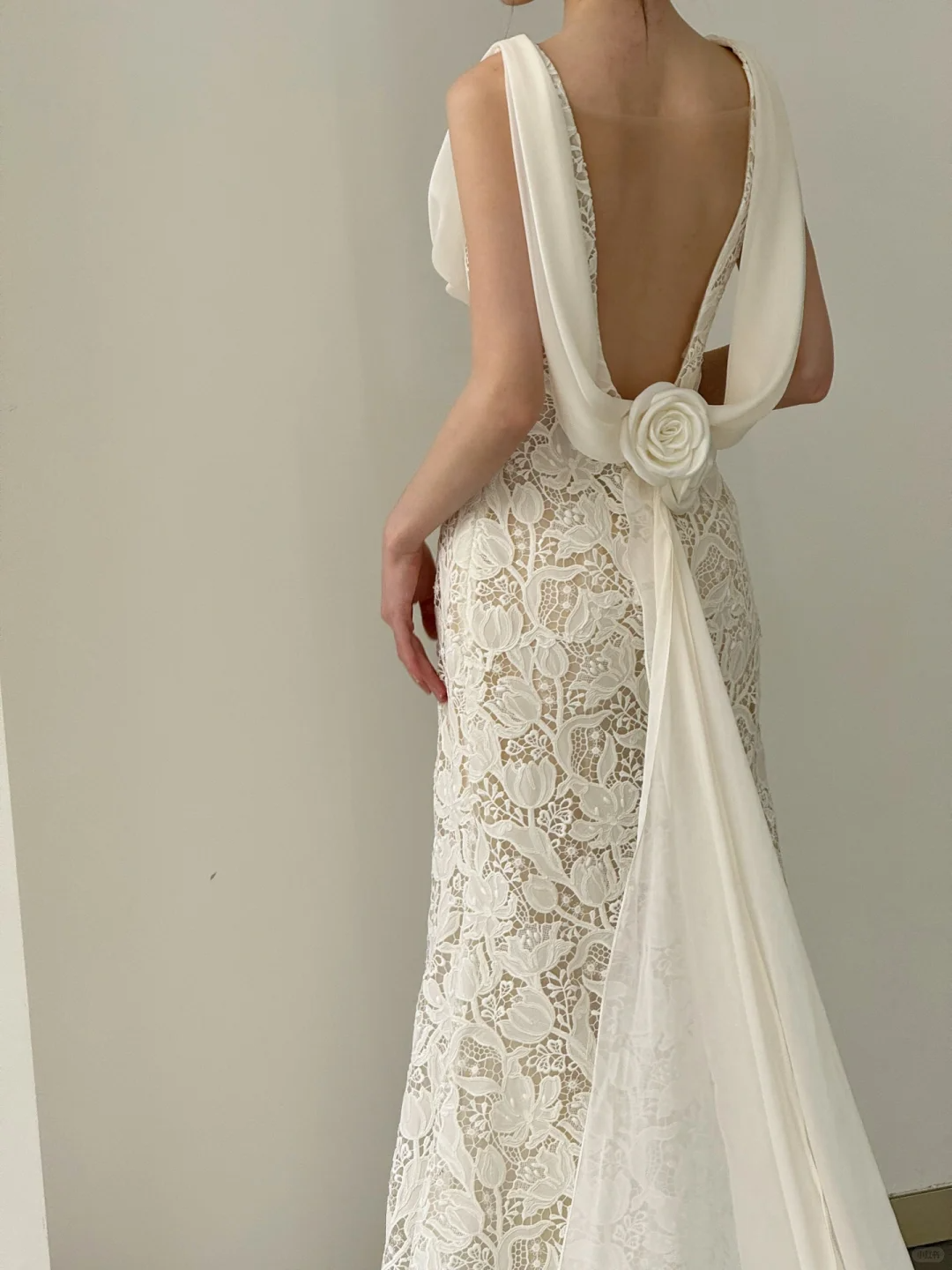 Robe de mariée longue en satin et dentelle, style sirène, col en V, dos nu, C4555