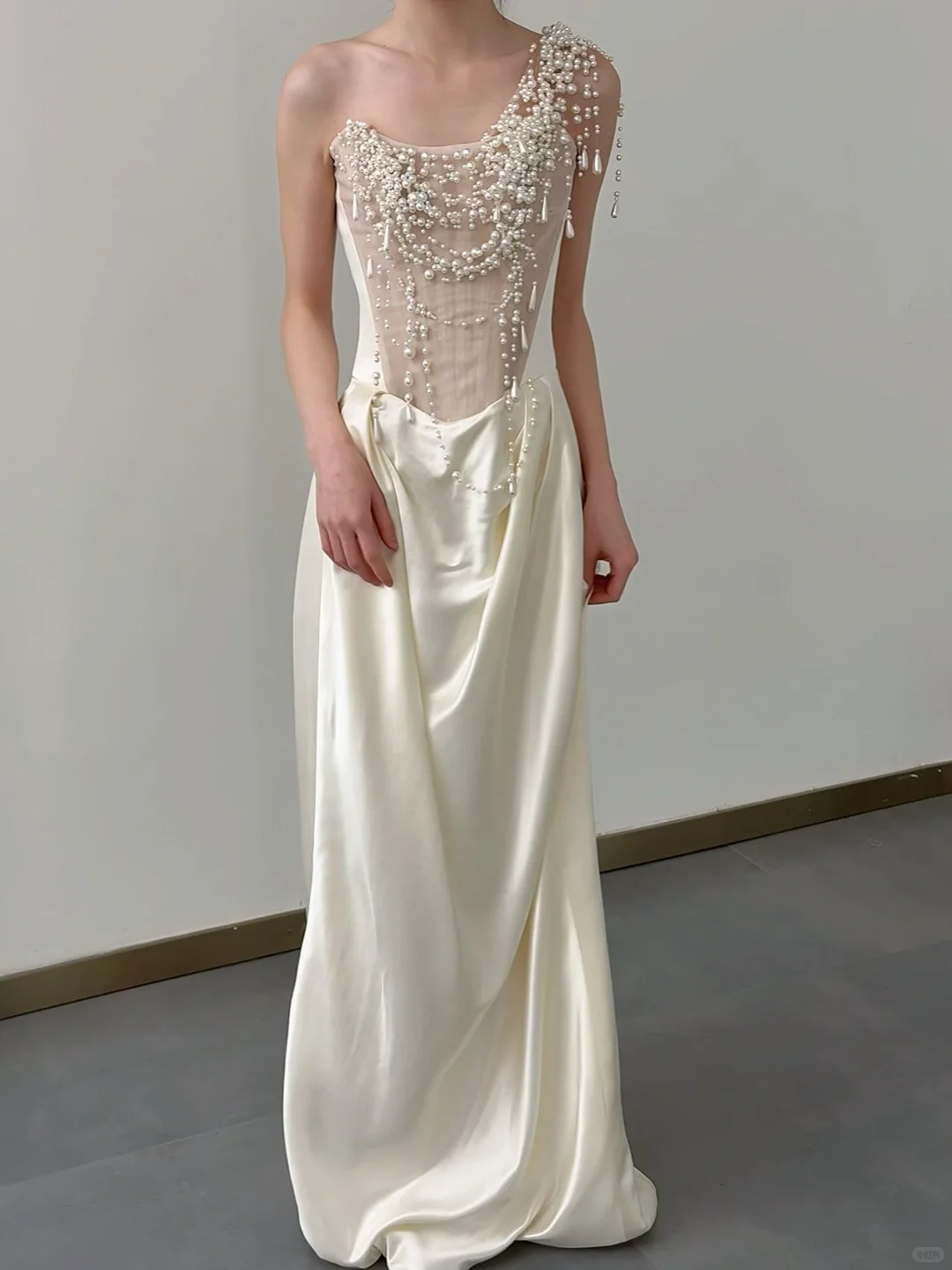 Superbe robe de mariée sirène asymétrique en satin et perles, longue, C4556