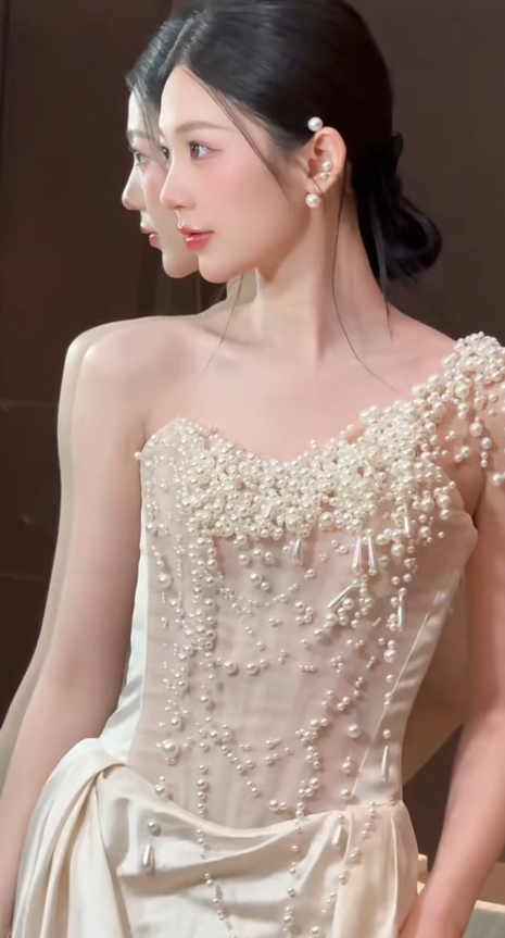 Superbe robe de mariée sirène asymétrique en satin et perles, longue, C4556