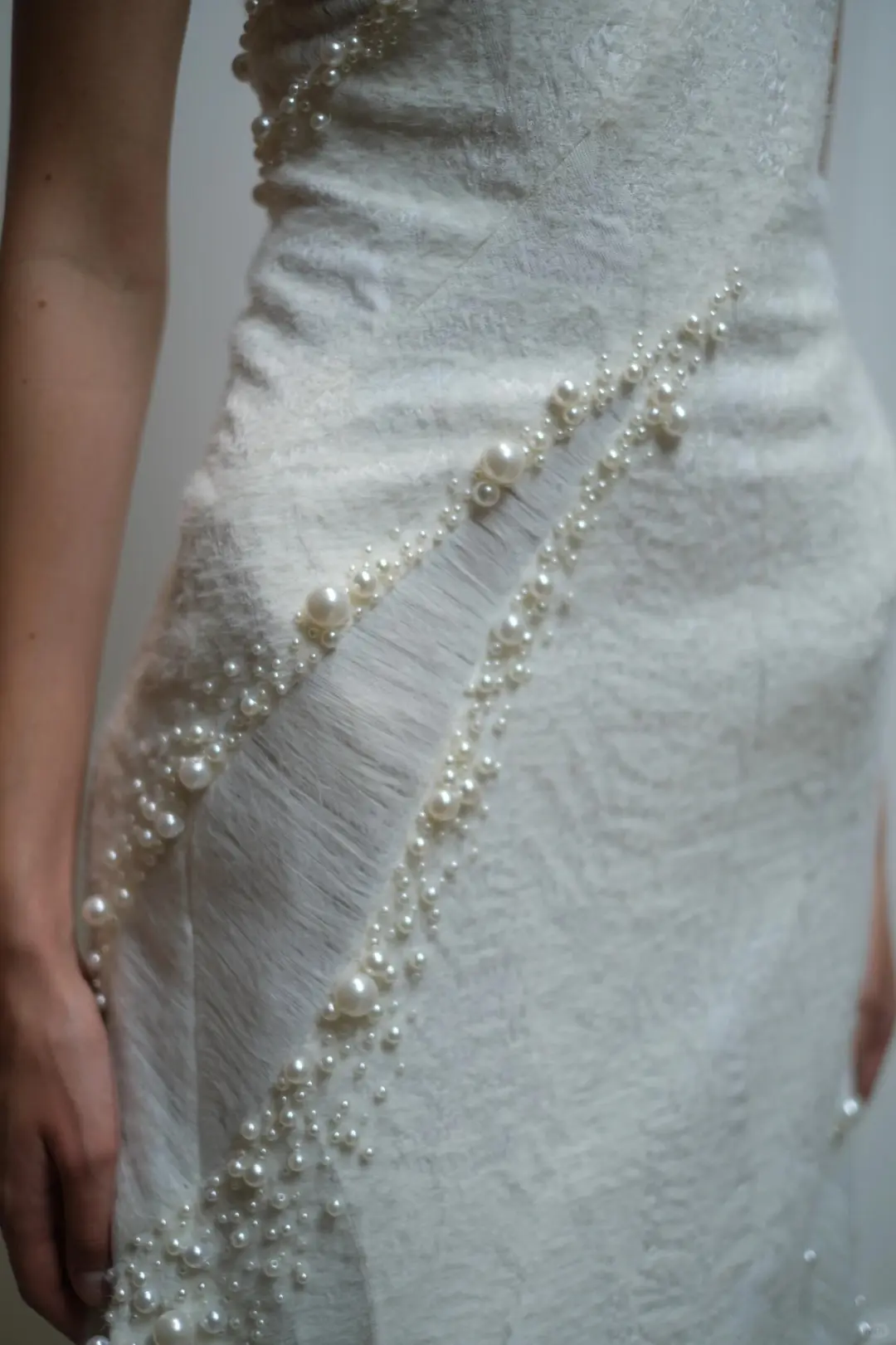 Robe de mariée sirène bustier en satin et perles, longue et rêveuse, C4558