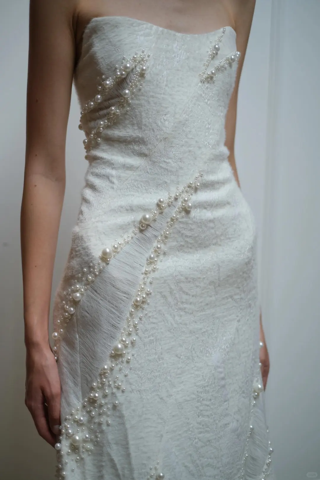 Robe de mariée sirène bustier en satin et perles, longue et rêveuse, C4558