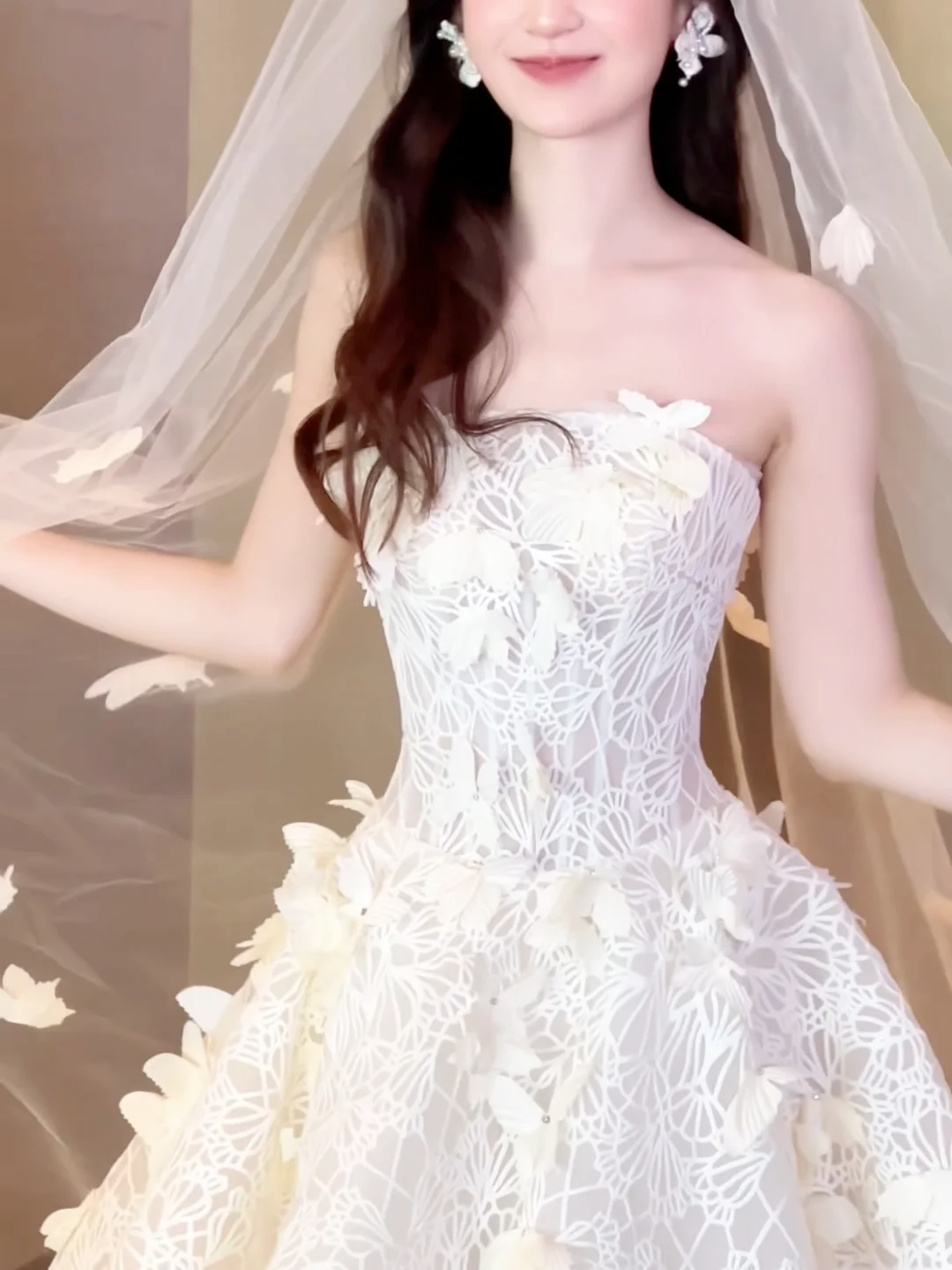 Robe de mariée longue élégante en tulle et dentelle, sans bretelles, avec voile, C4559