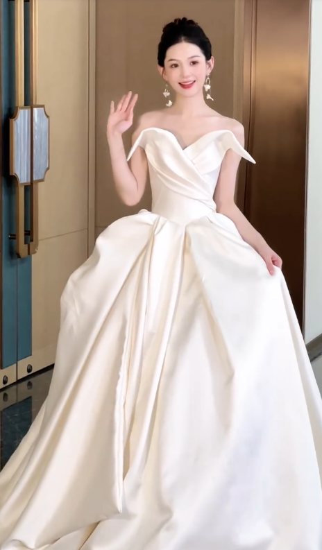 Robe de mariée longue plissée en satin, élégante, sans bretelles, C4561