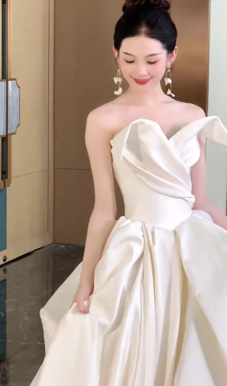 Robe de mariée longue plissée en satin, élégante, sans bretelles, C4561