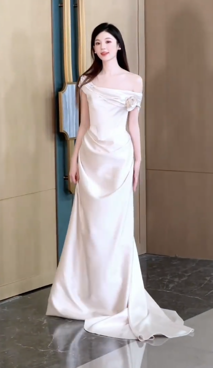 Robe de mariée longue plissée en satin à épaules dénudées et style sirène simple C4562