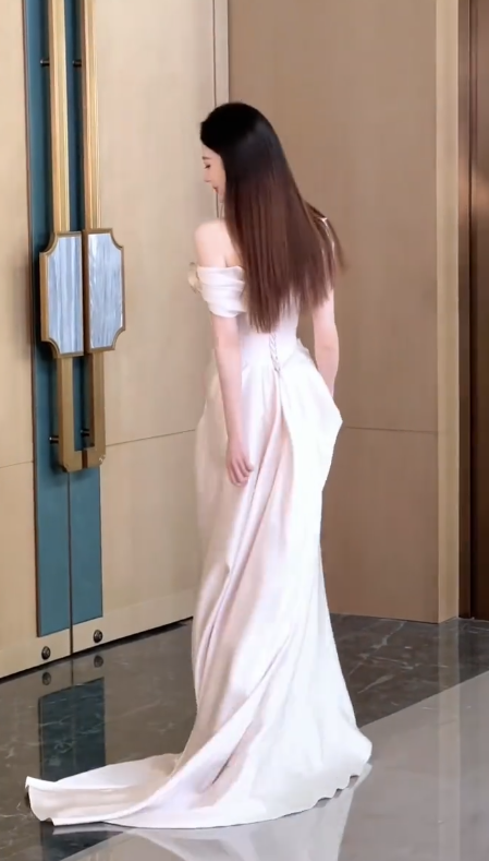 Robe de mariée longue plissée en satin à épaules dénudées et style sirène simple C4562