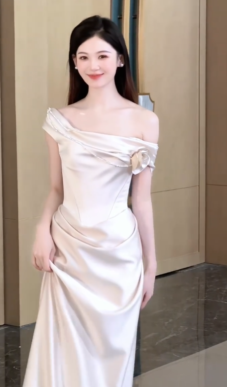 Robe de mariée longue plissée en satin à épaules dénudées et style sirène simple C4562
