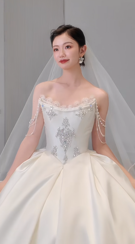 Robe de mariée longue en satin à épaules dénudées et perles avec voile, style intemporel, C4564