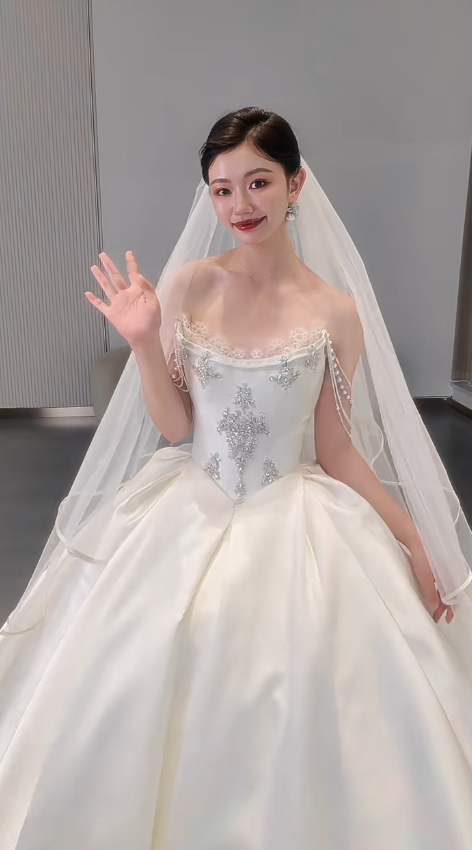 Robe de mariée longue en satin à épaules dénudées et perles avec voile, style intemporel, C4564