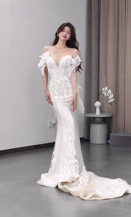 Robe de mariée longue sirène en satin, tulle, dentelle et perles, épaules dénudées, C4565