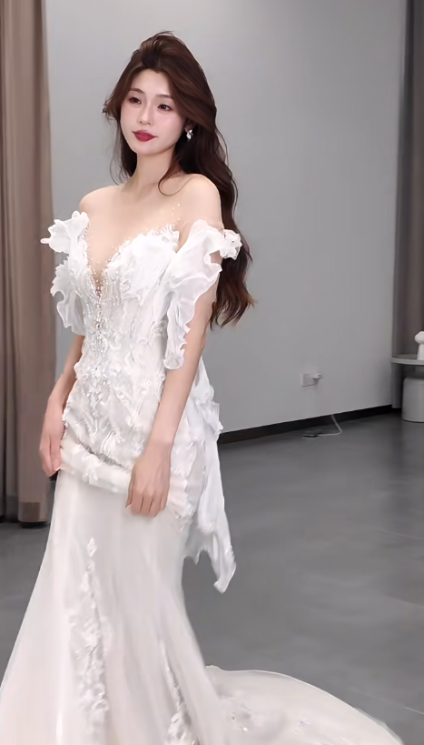 Robe de mariée longue sirène en satin, tulle, dentelle et perles, épaules dénudées, C4565