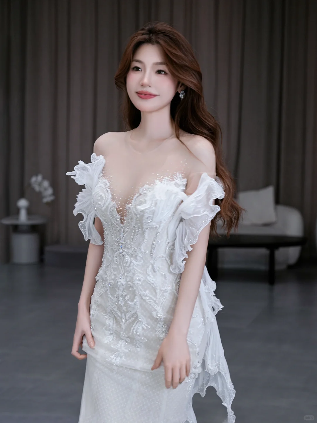Robe de mariée longue sirène en satin, tulle, dentelle et perles, épaules dénudées, C4565