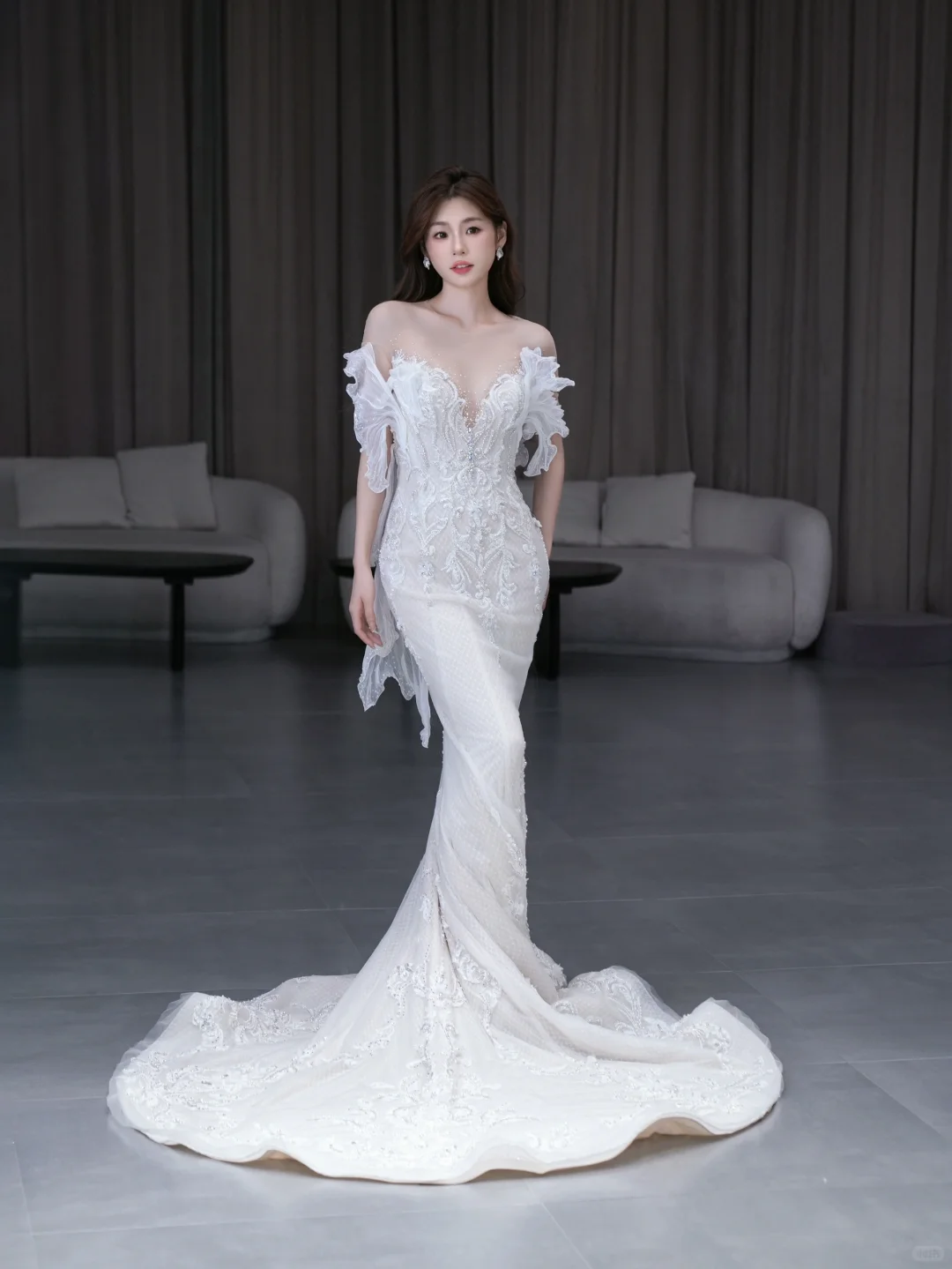 Robe de mariée longue sirène en satin, tulle, dentelle et perles, épaules dénudées, C4565