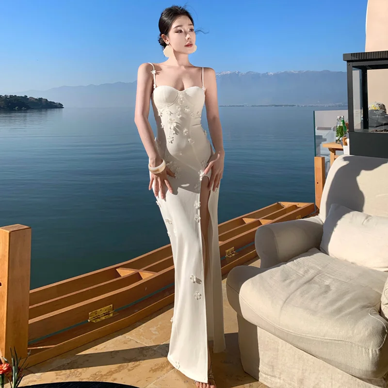 Robe de bal longue élégante en satin blanc à bretelles spaghetti et fentes appliquées, style sirène, C4641
