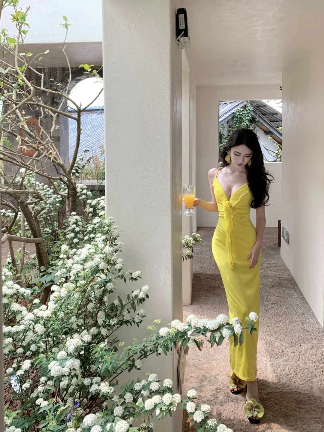 Robe de bal longue en satin jaune à bretelles spaghetti et sirène C4655