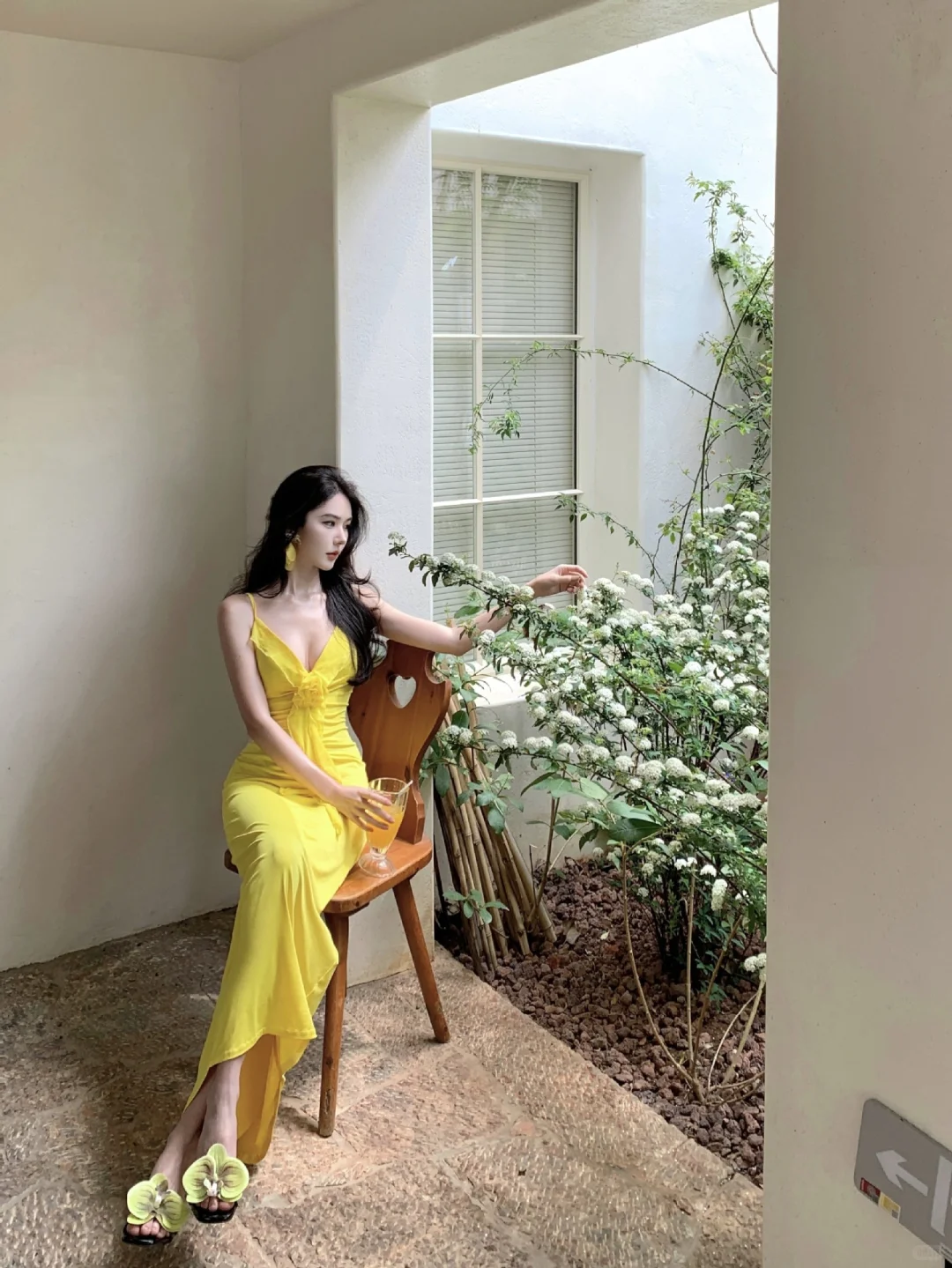 Robe de bal longue en satin jaune à bretelles spaghetti et sirène C4655