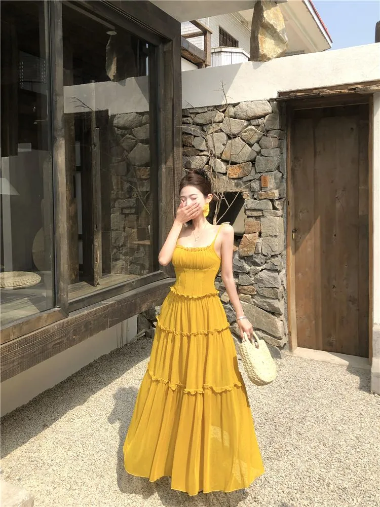 Robe de bal longue jaune en satin à bretelles spaghetti et coupe trapèze C4724