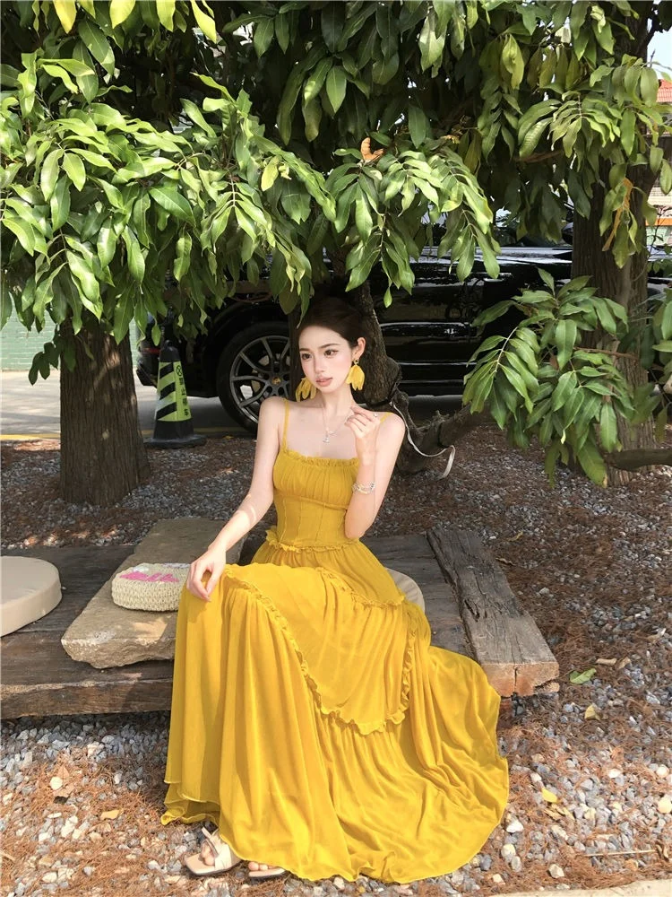 Robe de bal longue jaune en satin à bretelles spaghetti et coupe trapèze C4724