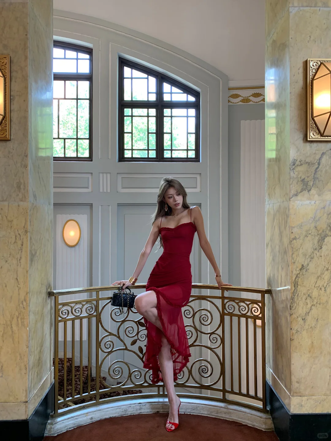 Robe de bal longue en satin bordeaux à bretelles spaghetti et sirène C4787