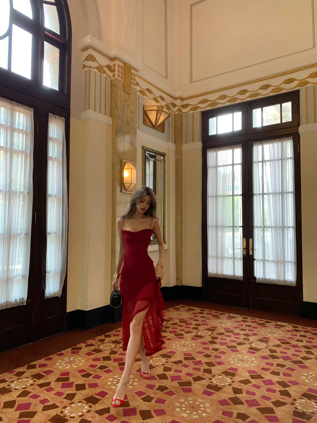 Robe de bal longue en satin bordeaux à bretelles spaghetti et sirène C4787