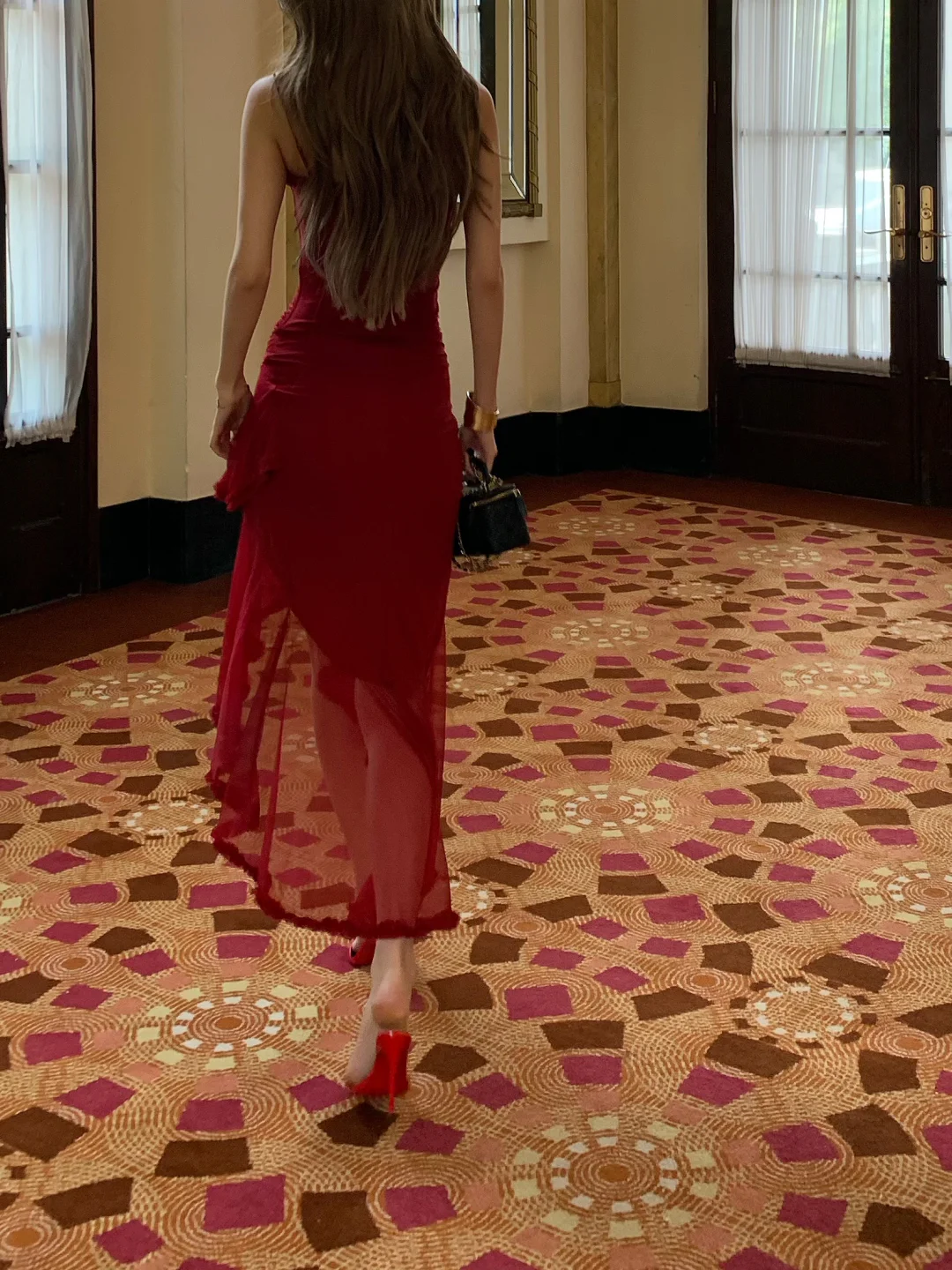 Robe de bal longue en satin bordeaux à bretelles spaghetti et sirène C4787