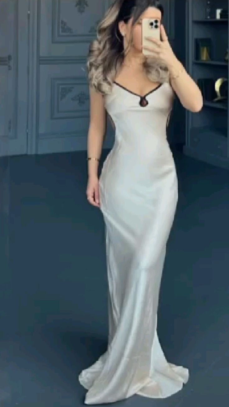 Robe de bal longue en satin à bretelles spaghetti et style sirène simple C4788