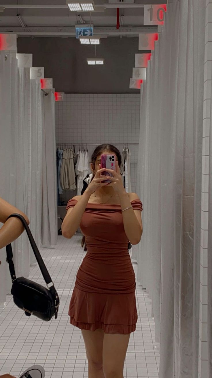 Robe moulante courte en satin à épaules dénudées et coupe trapèze pour un 20e anniversaire C4858