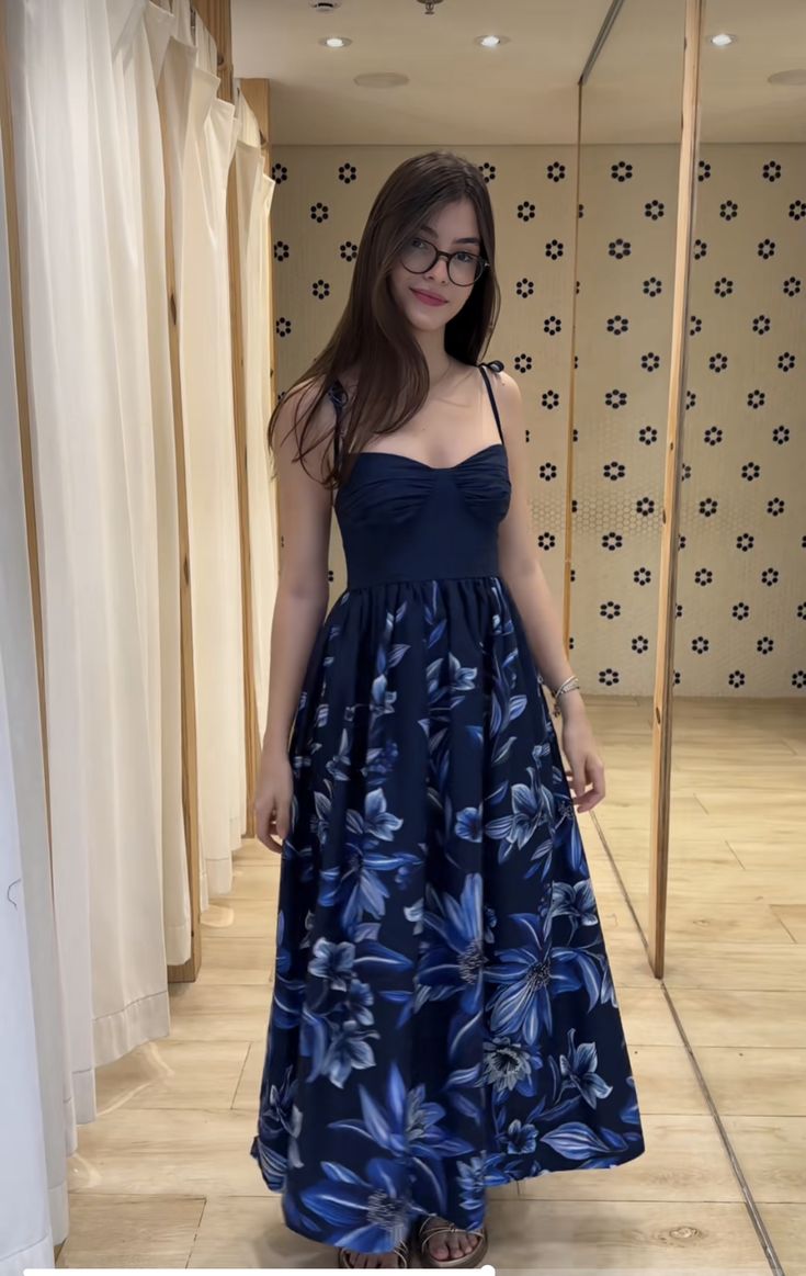 Robe de bal longue bleu marine à bretelles spaghetti en satin imprimé floral C4882