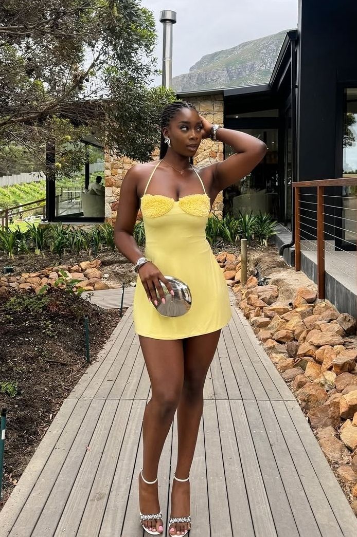 Robe de soirée courte jaune en satin à col licou, coupe trapèze, tenue d'anniversaire pour 19 ans, C4920