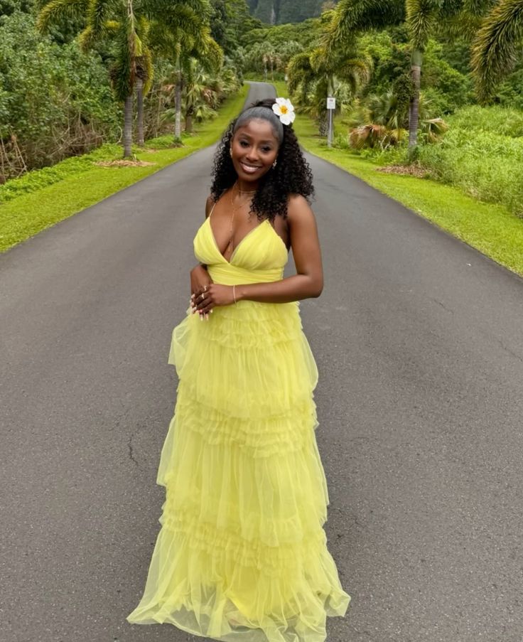 Robe de bal longue jaune en tulle à bretelles spaghetti et coupe trapèze C4957