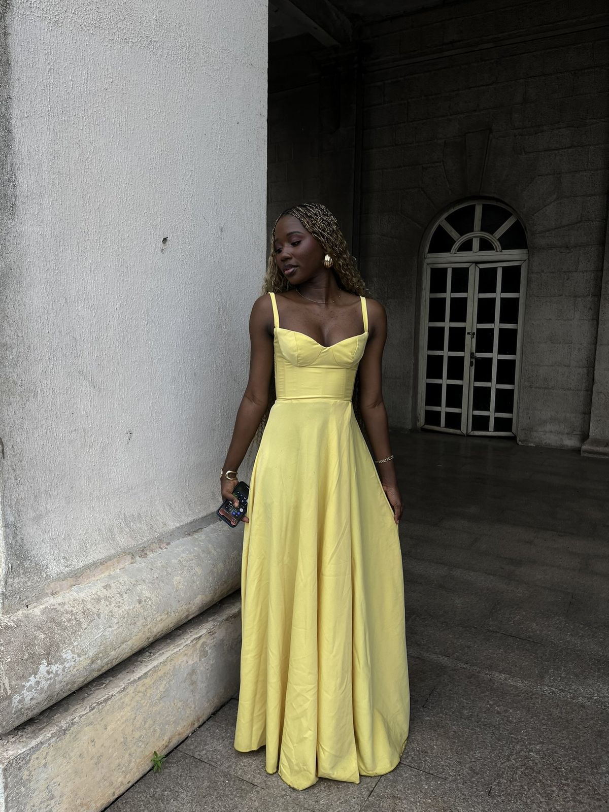 Robe de bal longue jaune en satin à bretelles spaghetti et coupe trapèze C5015