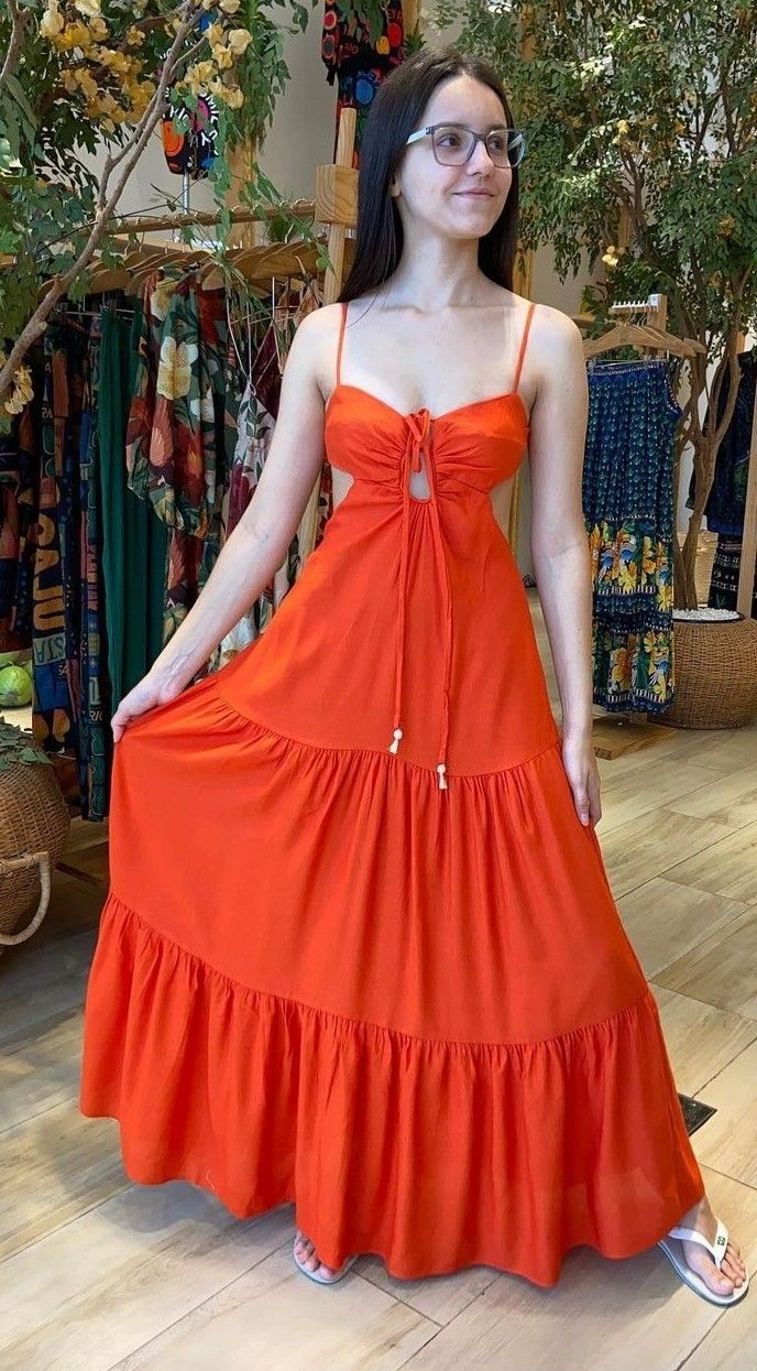 Robe de bal longue en satin à bretelles spaghetti et coupe trapèze chic C5135