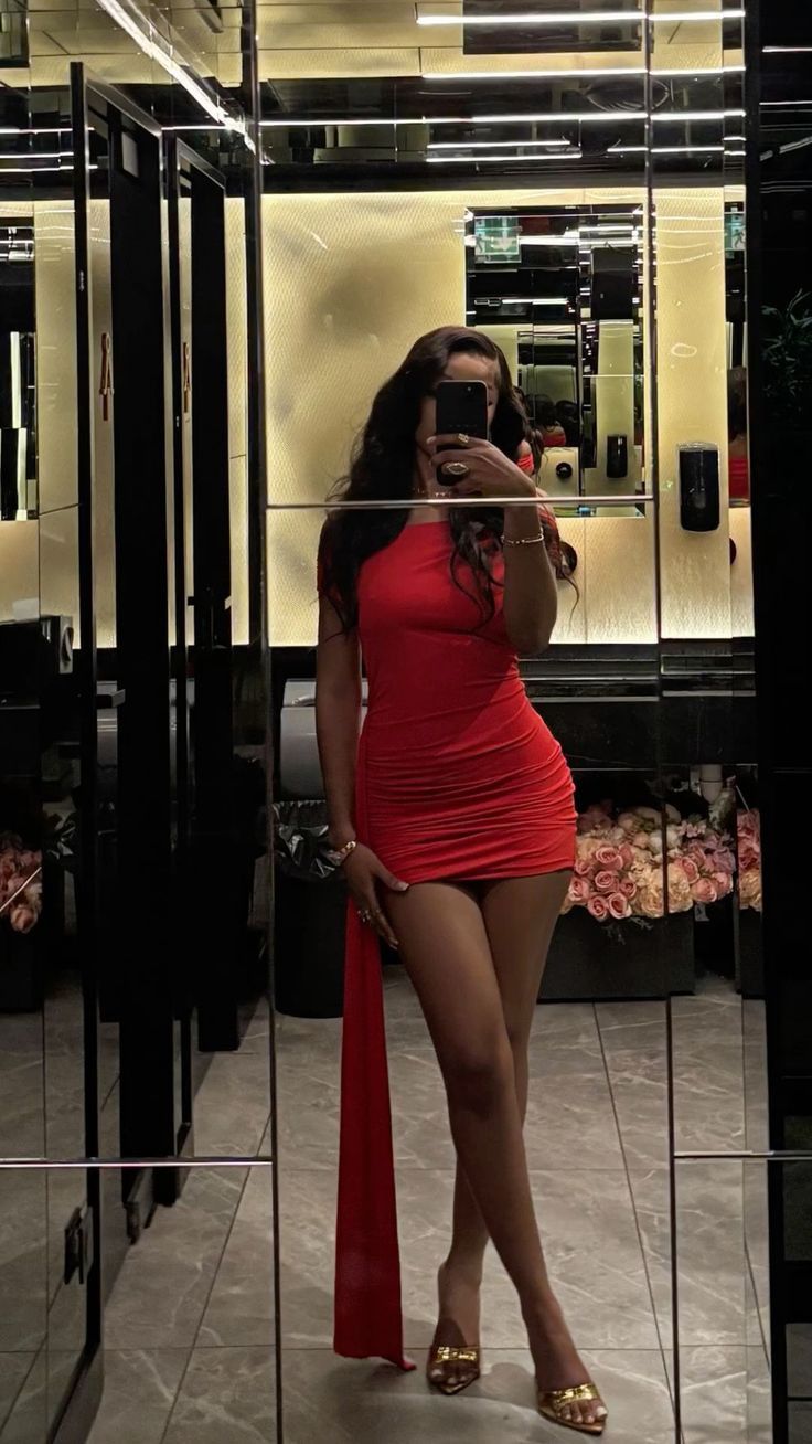 Robe sirène sexy à épaules dénudées et mini-robe courte plissée en satin rouge pour les 20 ans de la maison C5199