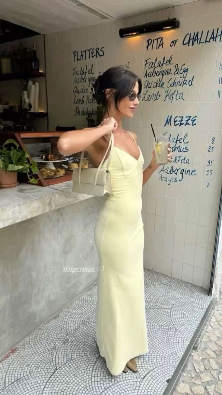 Robe de bal longue en satin jaune pastel à bretelles spaghetti et à coupe sirène C5210