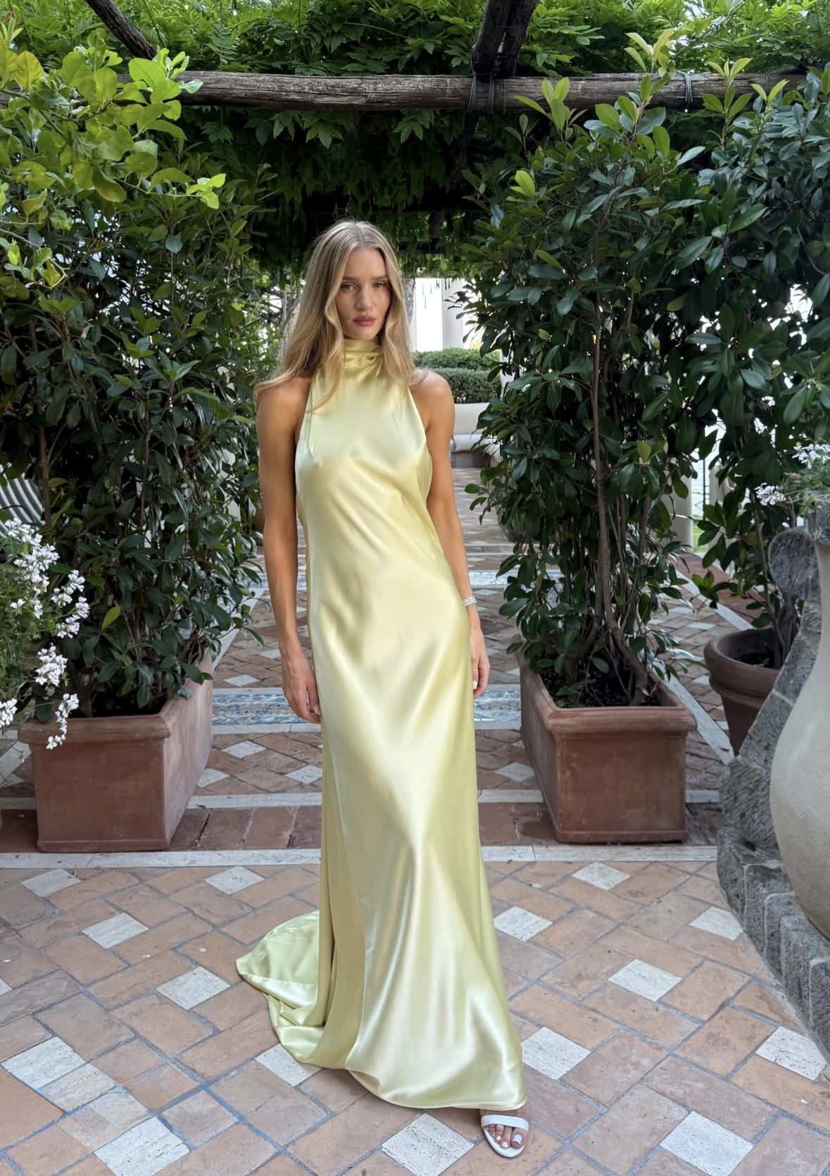Robe de bal longue en satin jaune pastel, style sirène, dos nu, unique, C5212
