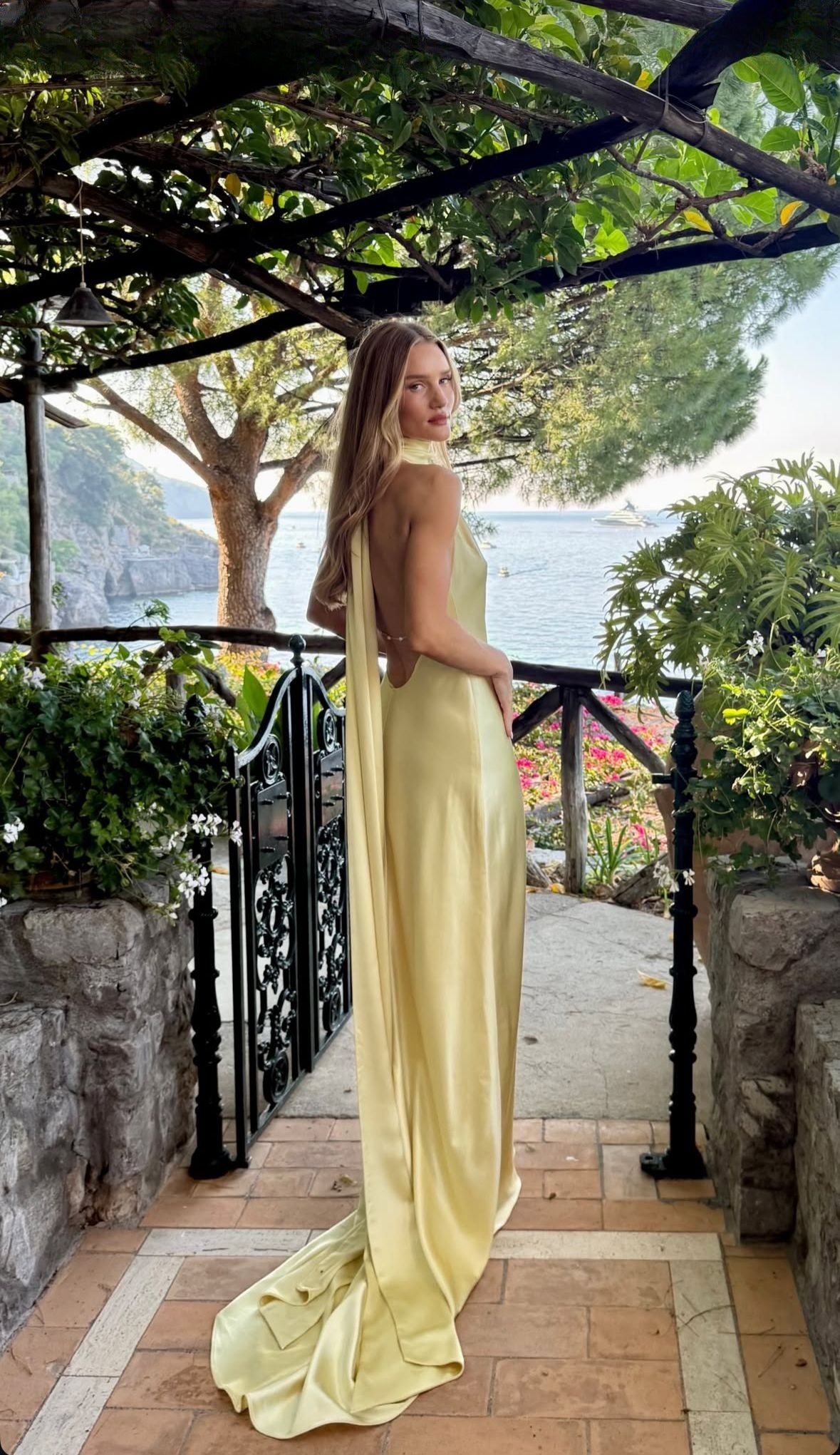 Robe de bal longue en satin jaune pastel, style sirène, dos nu, unique, C5212
