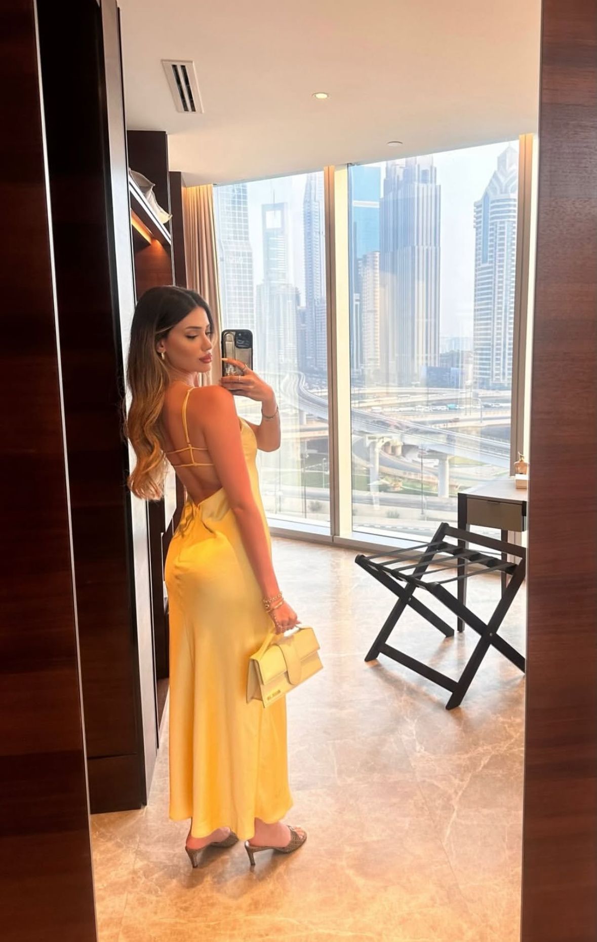 Robe de bal longue jaune sirène à bretelles spaghetti en satin dos nu C5280