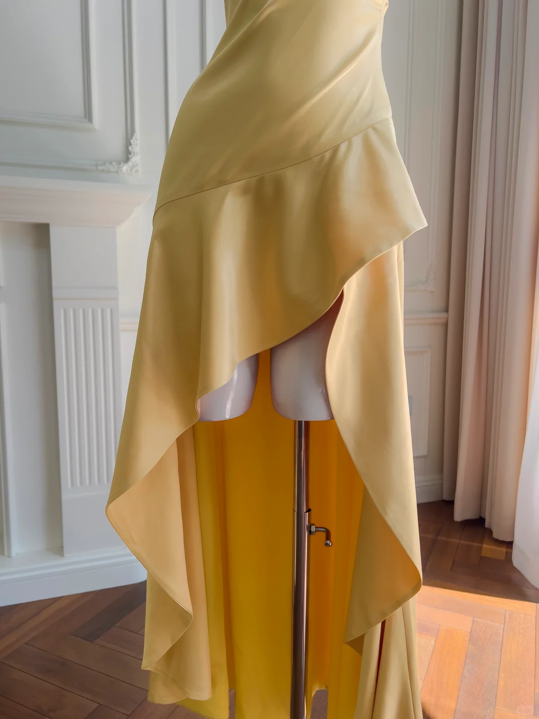 Robe de bal trapèze en satin jaune à col licou et ourlet à volants, robe de soirée C5357
