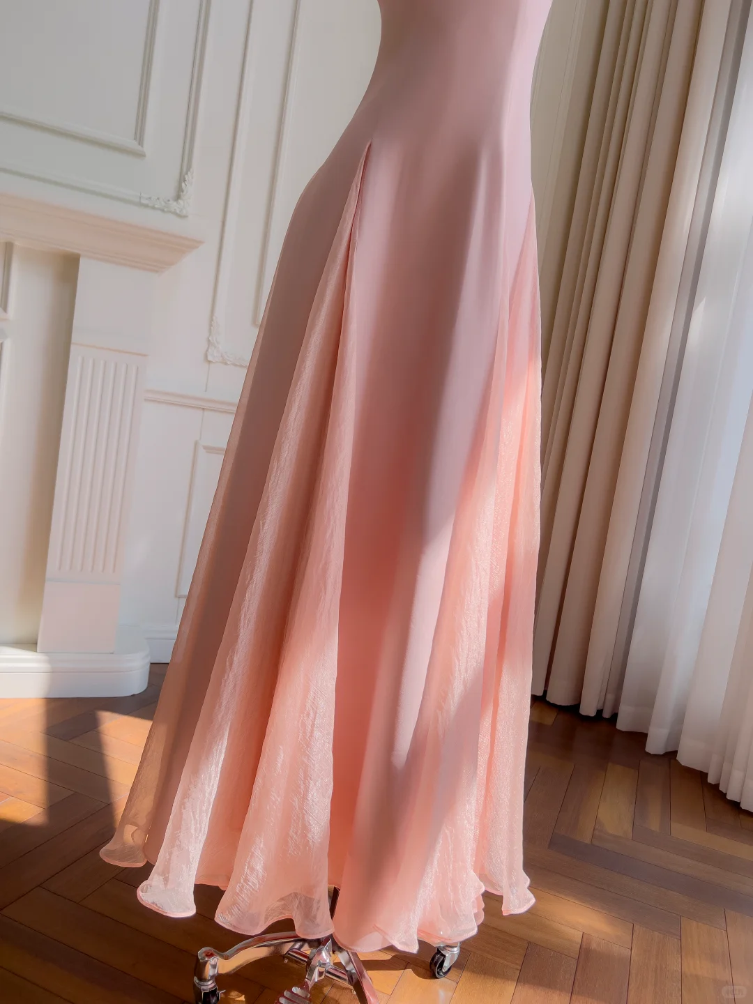 Robe de bal longue en satin et mousseline, coupe trapèze, bretelles spaghetti, C5380