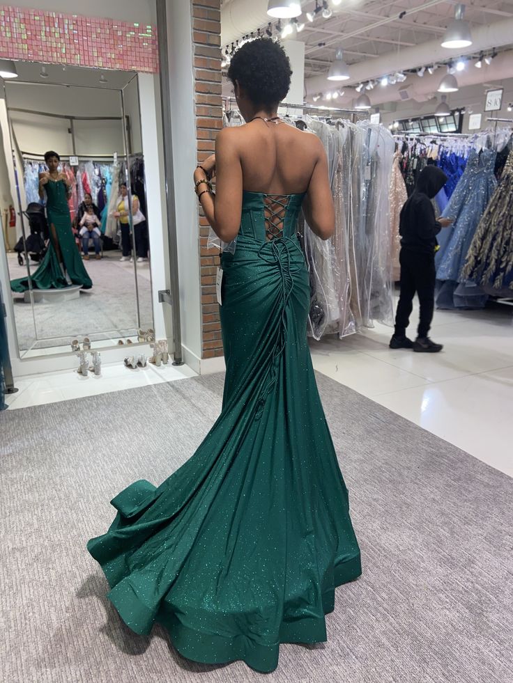 Robe de bal longue fendue en satin vert foncé, style sirène, sans bretelles, à sequins, C5633