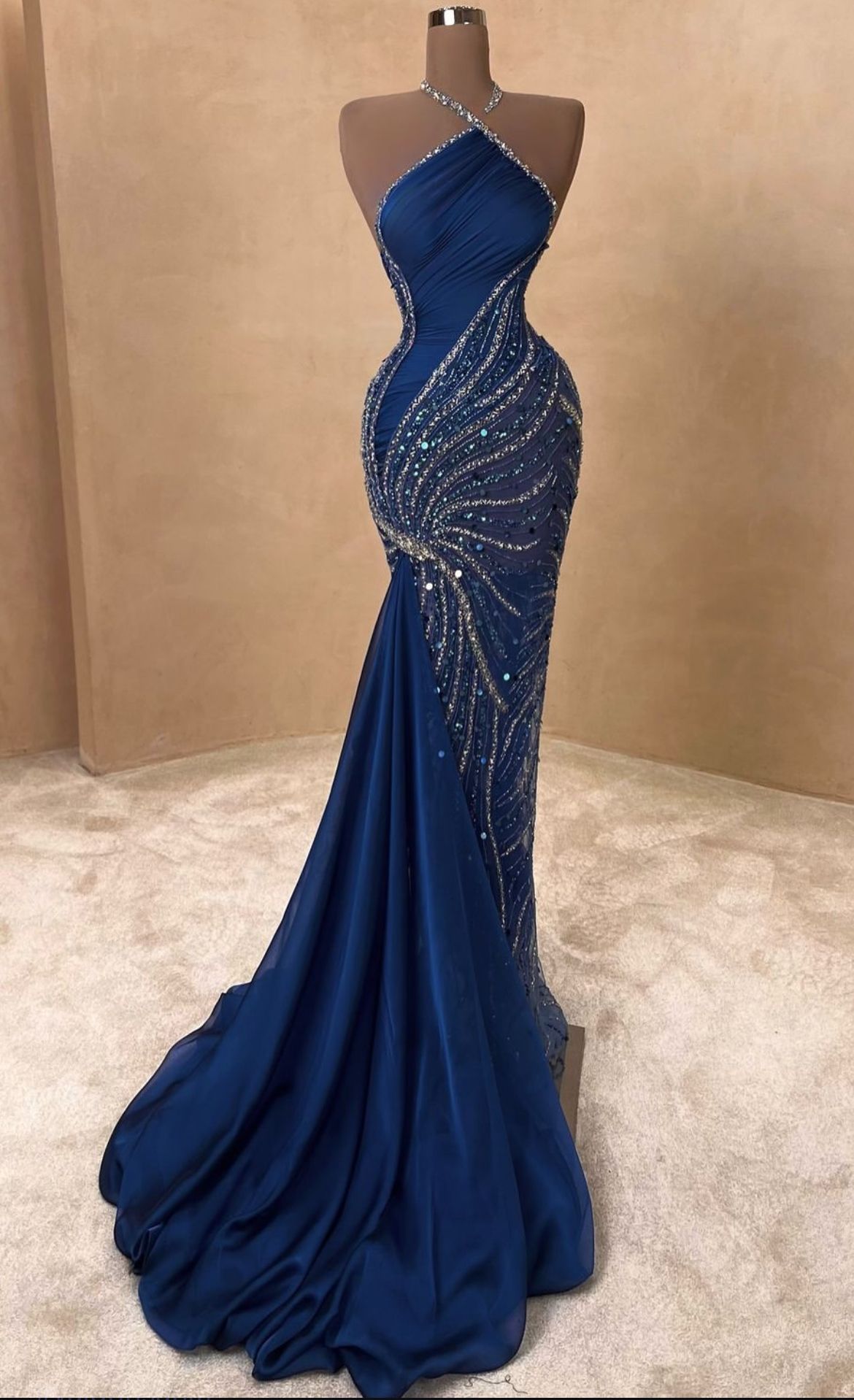 Robe de bal longue en satin à paillettes et col licou, style sirène, perles, C5750