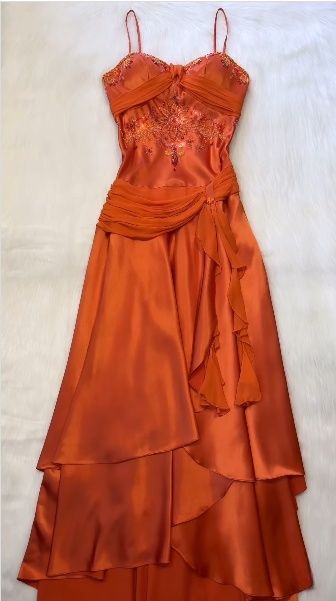 Superbe robe de bal longue en satin à bretelles spaghetti et volants en mousseline de soie avec perles C5757