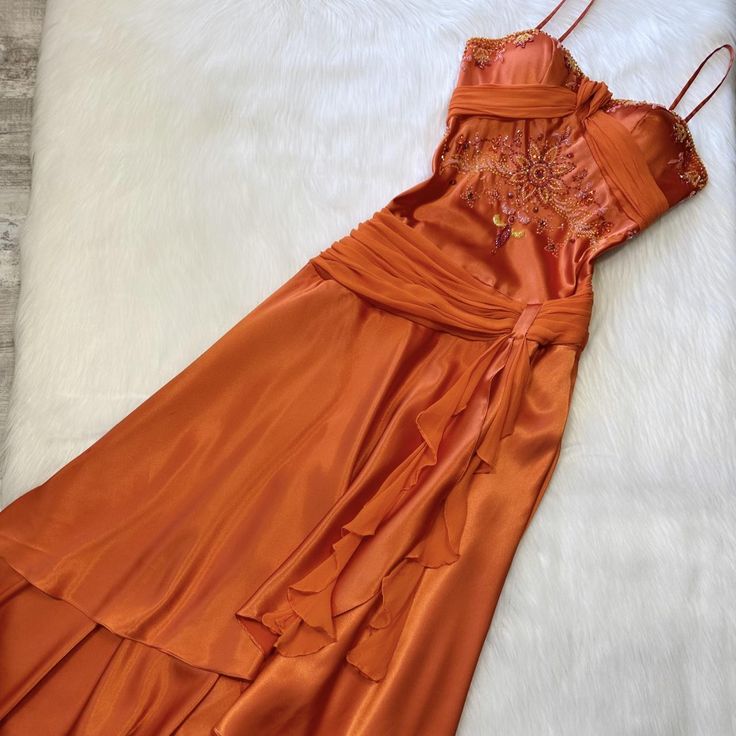 Superbe robe de bal longue en satin à bretelles spaghetti et volants en mousseline de soie avec perles C5757